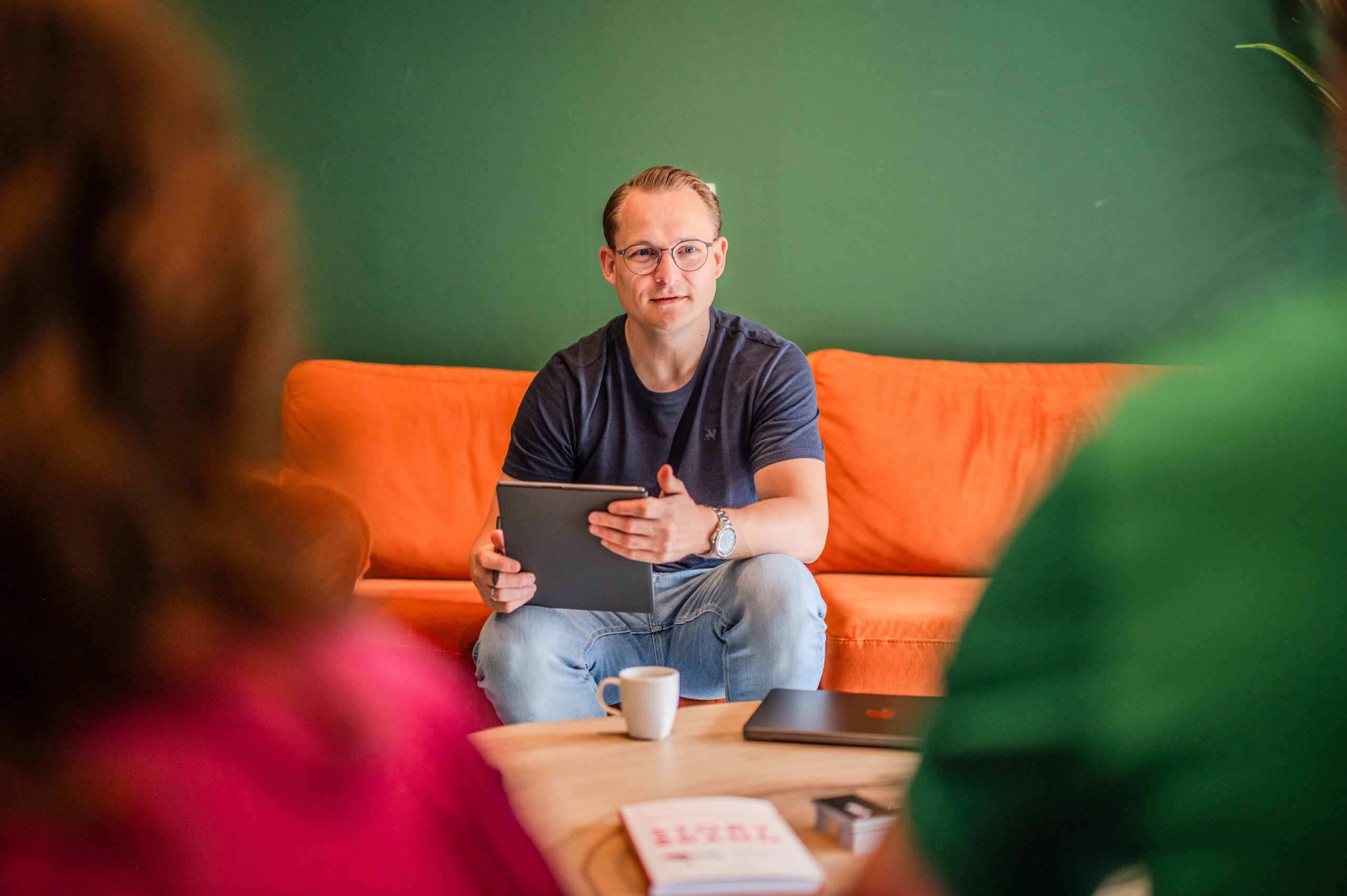 Kees van Clientbox die tijdens een meeting de prijzen van Clientbox benoemt met een glimlach op zijn gezicht.