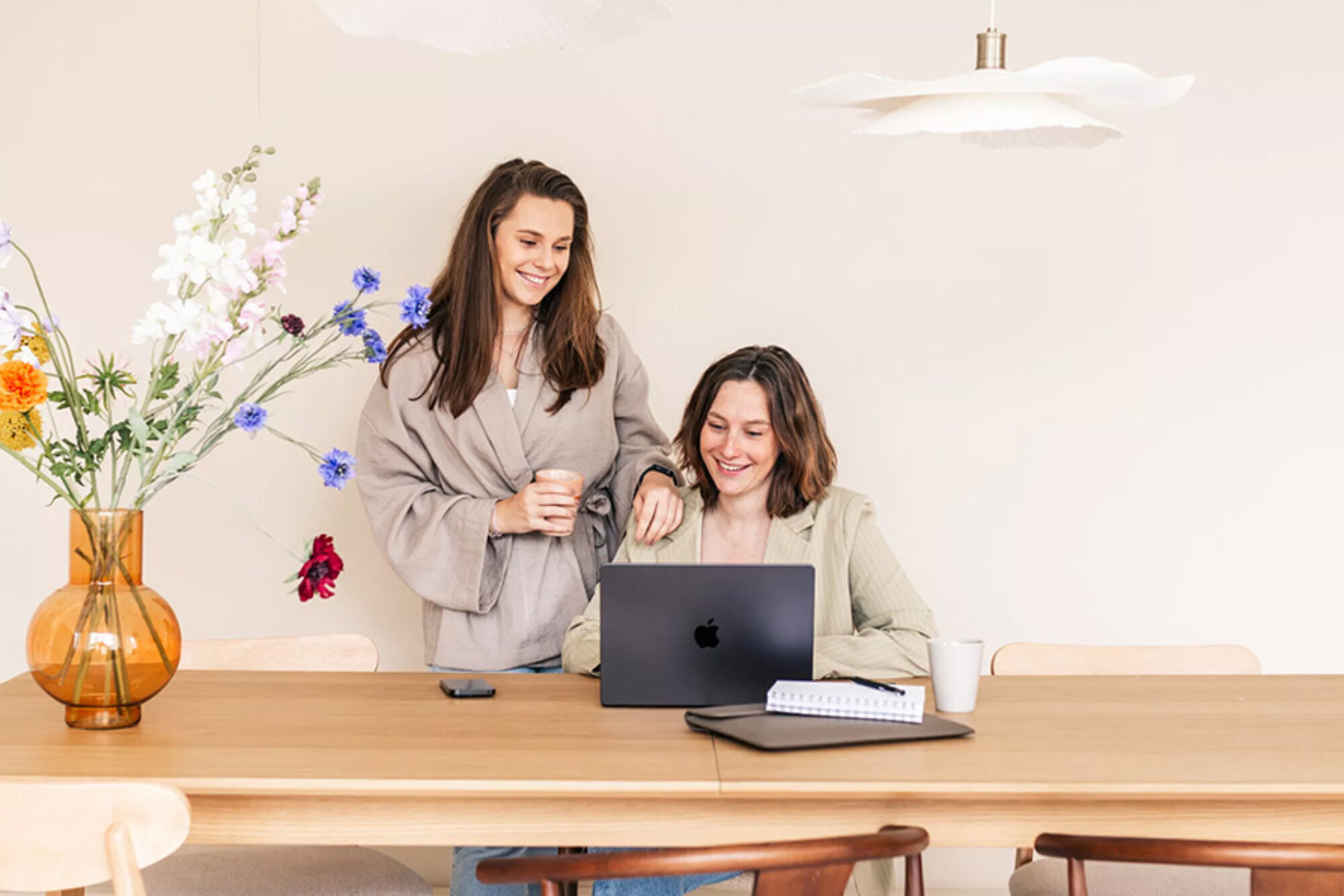 Frederique en Charlotte Padmos, twee ondernemers, zussen van elkaar die een social media agency runnen. Ze maken gebruik van Clientbox om hun bedrijf te runnen, afspraken na te komen en facturen te versturen.