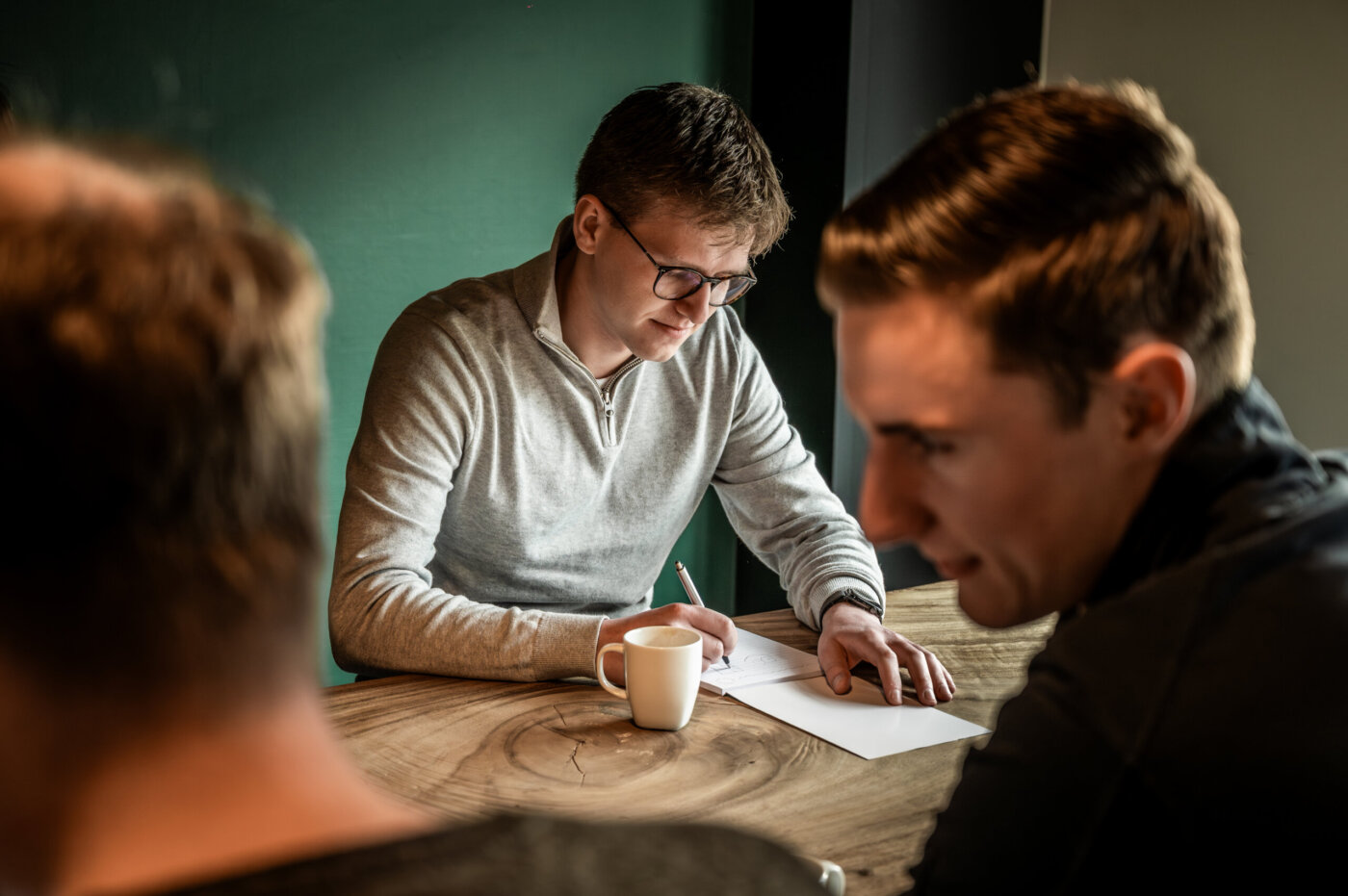 Luuc van Clientbox die notities maakt tijdens een overleg om chaos te voorkomen en grip te krijgen.