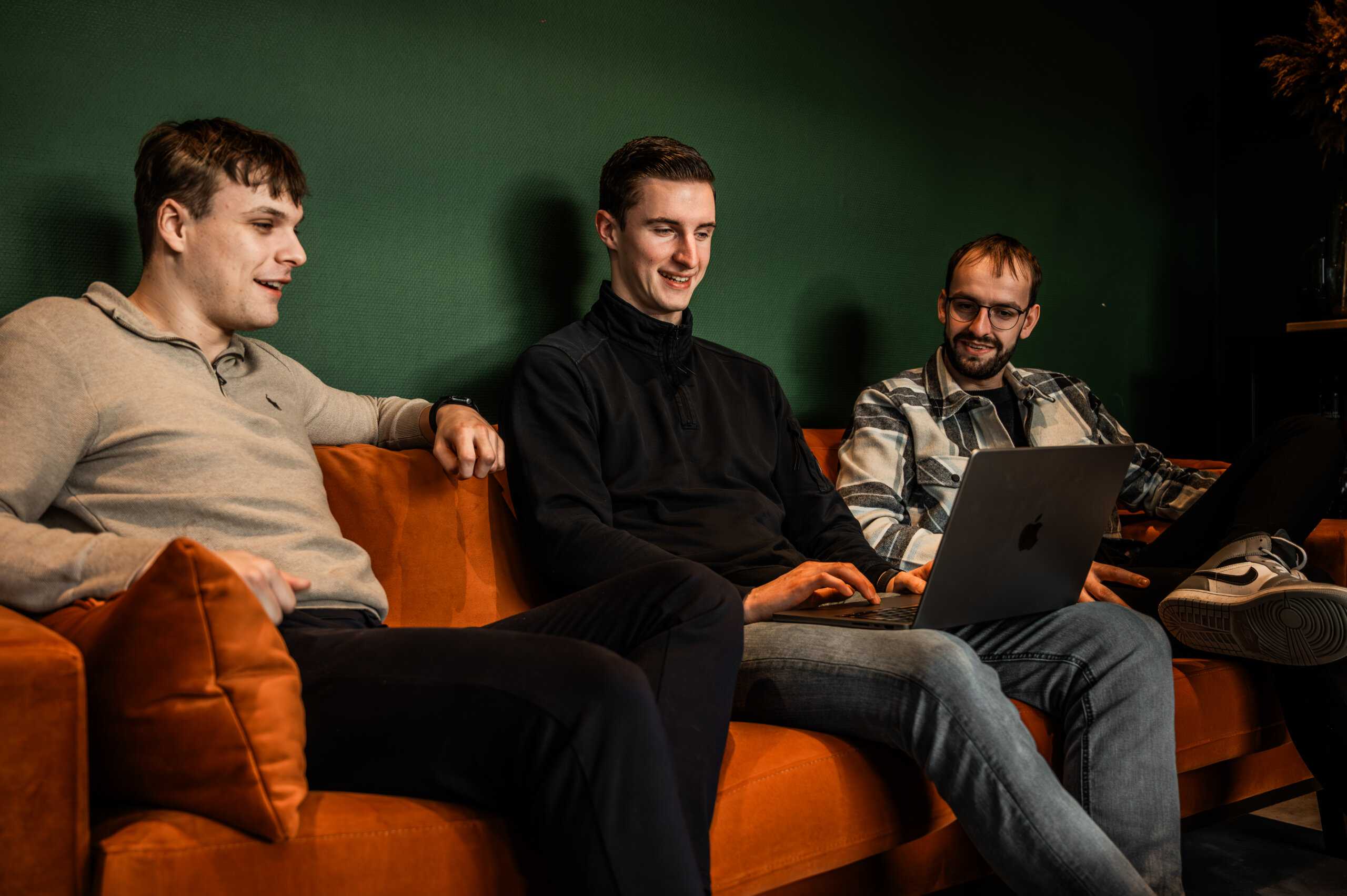 Drie Clientbox developers tijdens een overleg over urenregistratie en fouten die ze kunnen voorkomen.