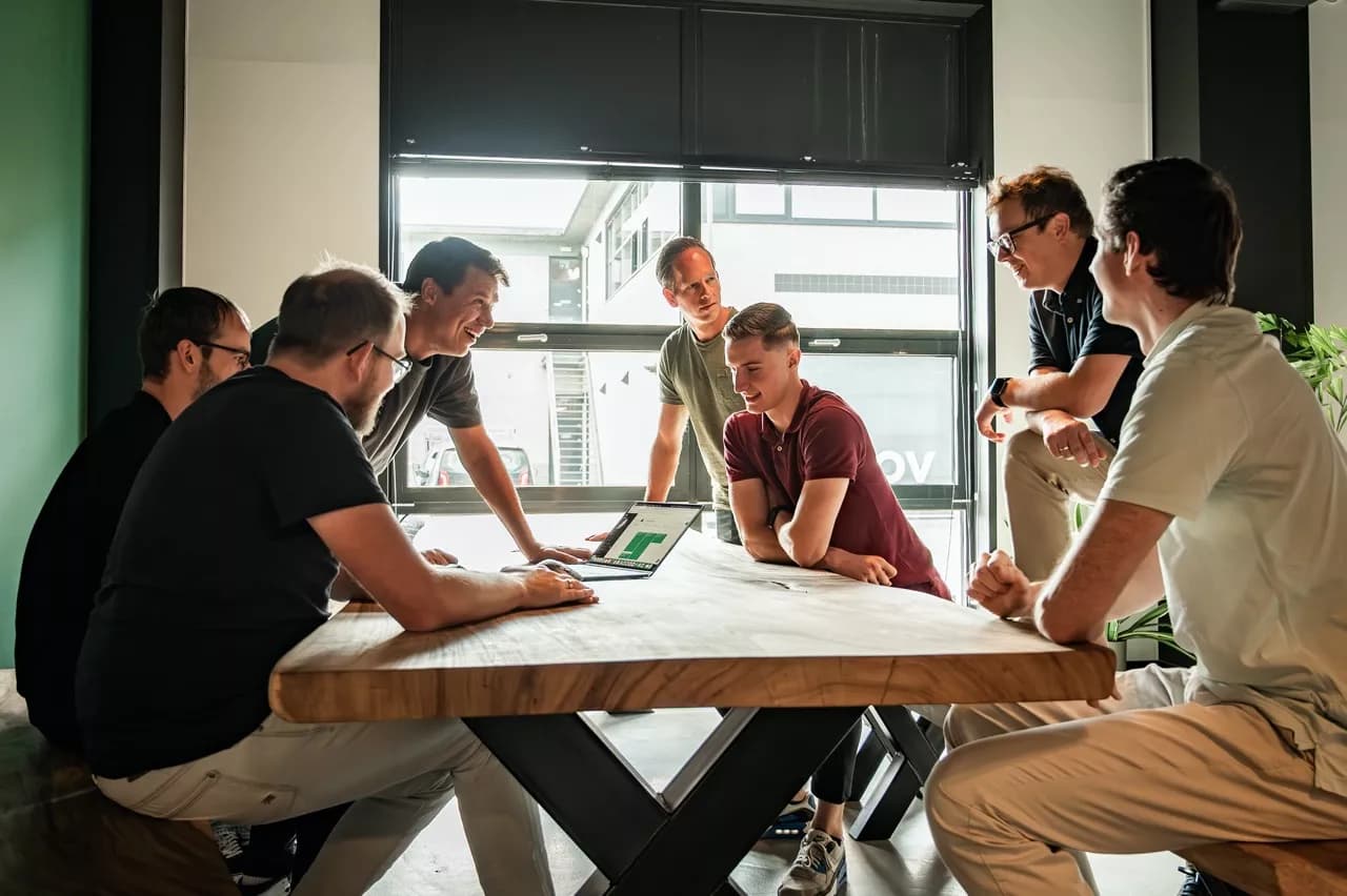 Clientbox team in overleg over het sneller verwerken van inkoopfacturen